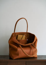 Load image into Gallery viewer, Leather Passenger Tote