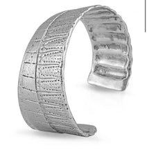 Load image into Gallery viewer, GOGO Armadillo Shell Cuff
